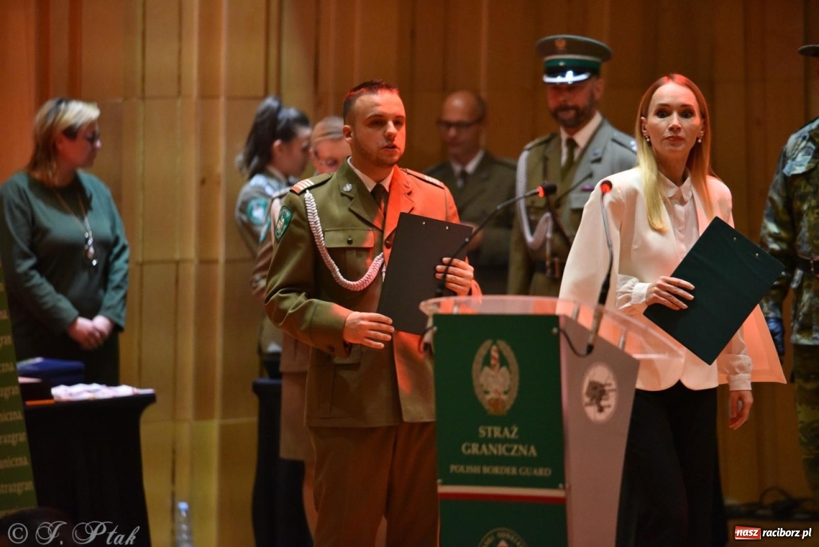 Zdjęcie w galerii na portalu naszraciborz.pl: Narodowe Święto Niepodległości. Wspólny apel raciborskich służb mundurowych [FOTO i WIDEO] wiadomości z regionu