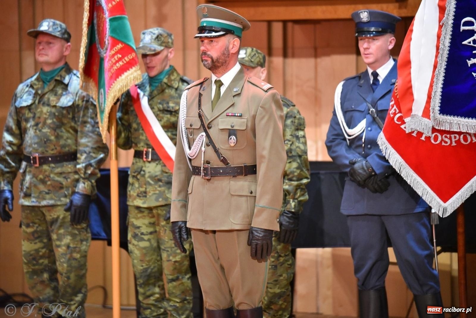 Zdjęcie w galerii na portalu naszraciborz.pl: Narodowe Święto Niepodległości. Wspólny apel raciborskich służb mundurowych [FOTO i WIDEO] wiadomości z regionu