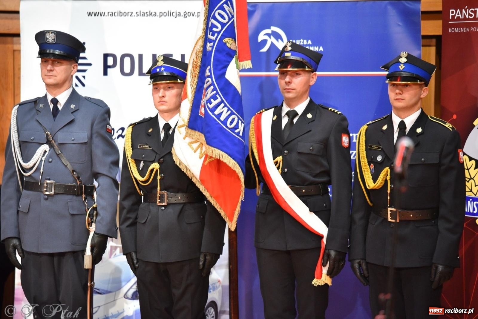 Zdjęcie w galerii na portalu naszraciborz.pl: Narodowe Święto Niepodległości. Wspólny apel raciborskich służb mundurowych [FOTO i WIDEO] wiadomości z regionu