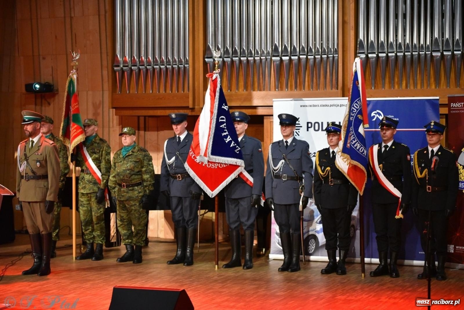 Zdjęcie w galerii na portalu naszraciborz.pl: Narodowe Święto Niepodległości. Wspólny apel raciborskich służb mundurowych [FOTO i WIDEO] wiadomości z regionu
