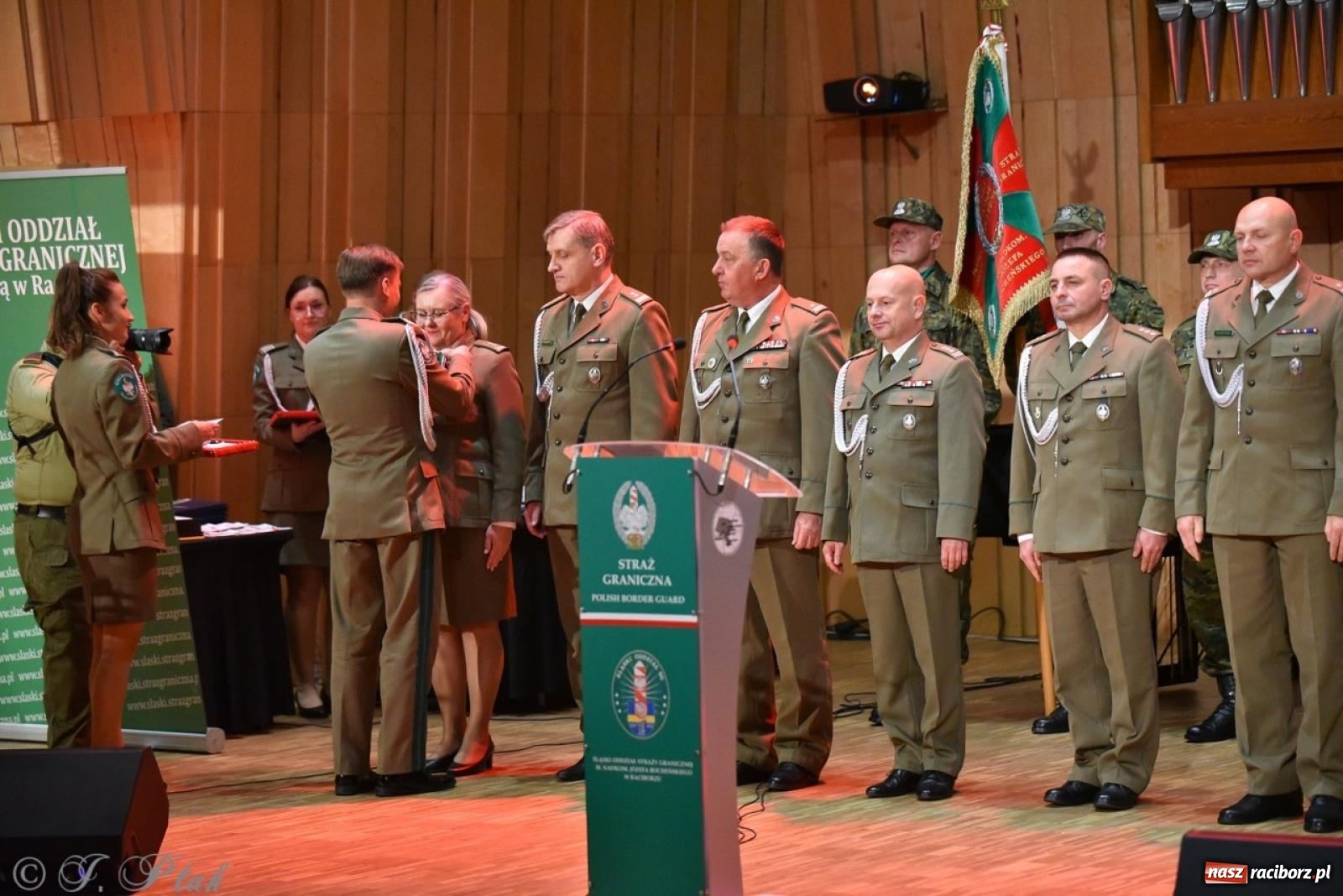 Zdjęcie w galerii na portalu naszraciborz.pl: Narodowe Święto Niepodległości. Wspólny apel raciborskich służb mundurowych [FOTO i WIDEO] wiadomości z regionu