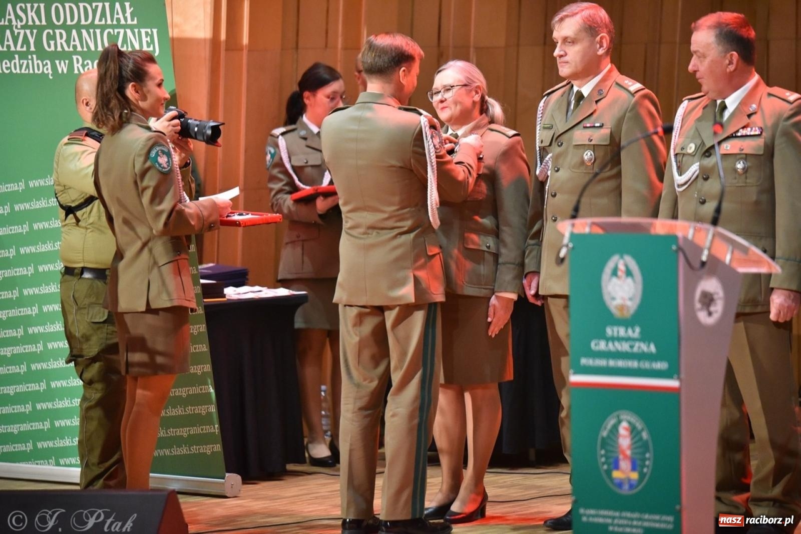 Zdjęcie w galerii na portalu naszraciborz.pl: Narodowe Święto Niepodległości. Wspólny apel raciborskich służb mundurowych [FOTO i WIDEO] wiadomości z regionu