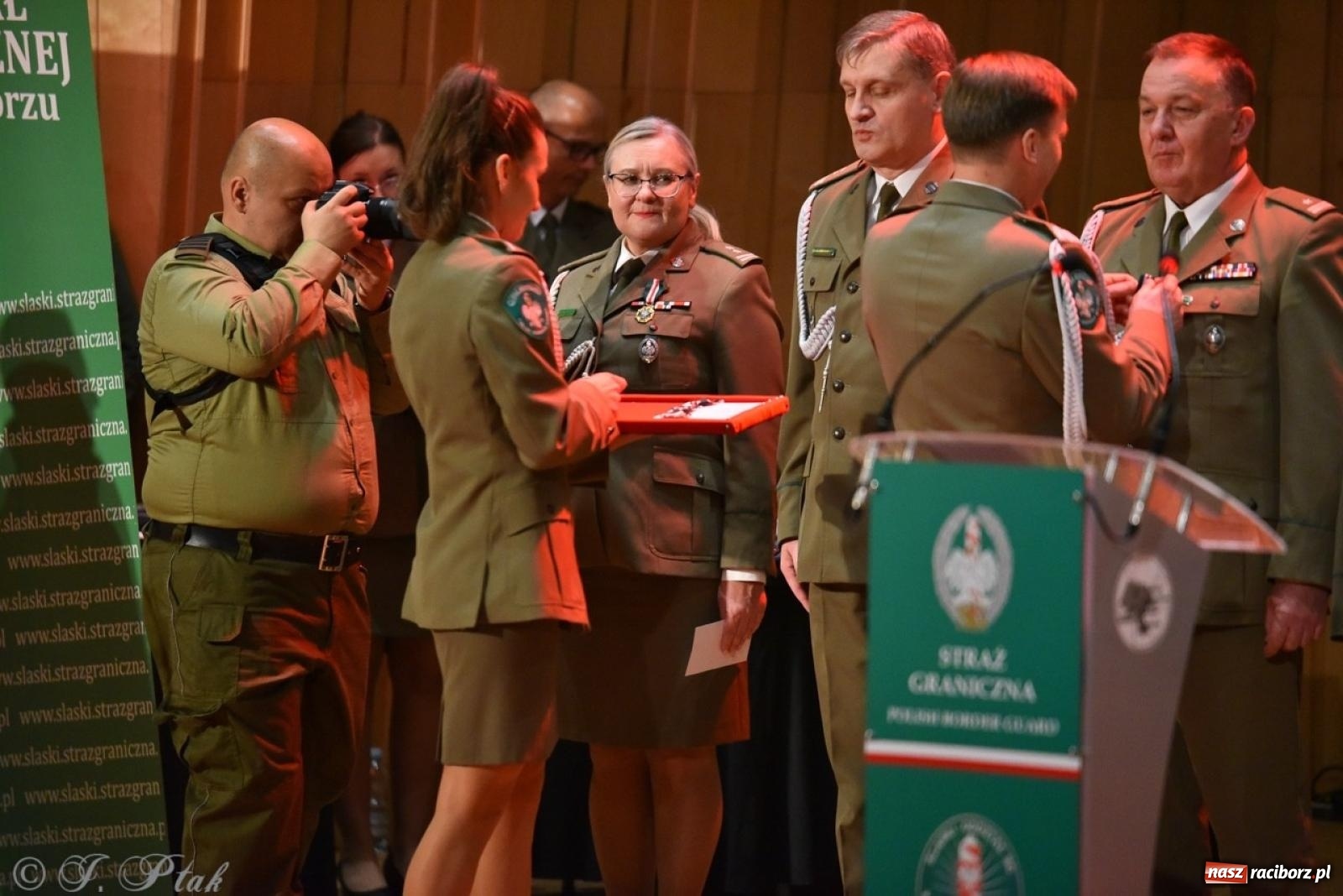 Zdjęcie w galerii na portalu naszraciborz.pl: Narodowe Święto Niepodległości. Wspólny apel raciborskich służb mundurowych [FOTO i WIDEO] wiadomości z regionu