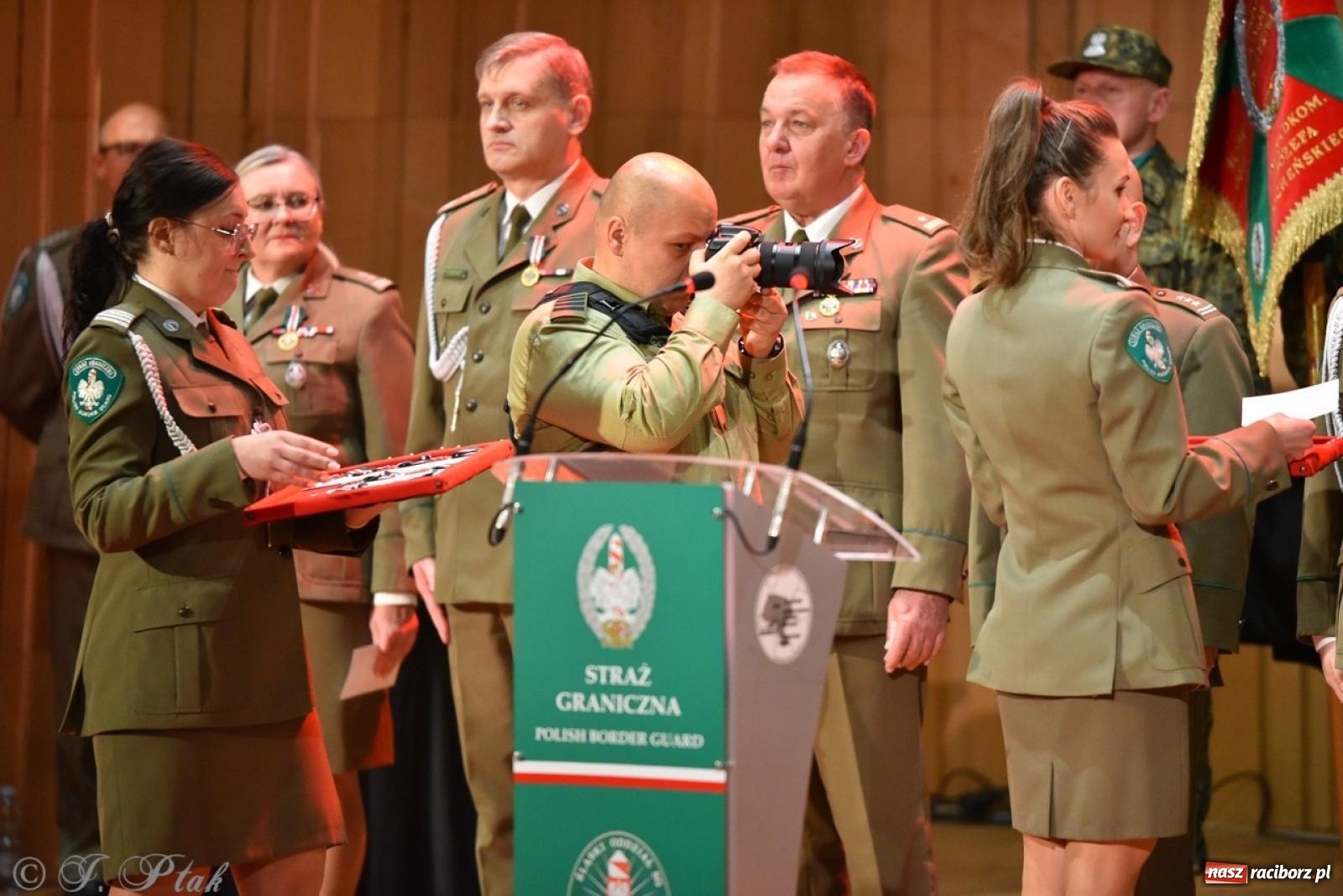 Zdjęcie w galerii na portalu naszraciborz.pl: Narodowe Święto Niepodległości. Wspólny apel raciborskich służb mundurowych [FOTO i WIDEO] wiadomości z regionu
