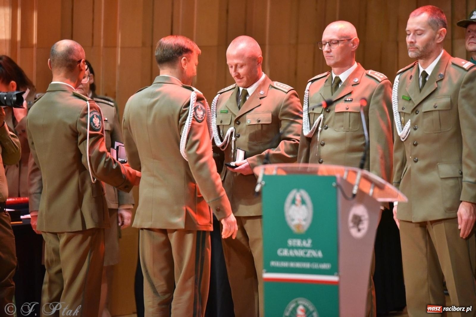 Zdjęcie w galerii na portalu naszraciborz.pl: Narodowe Święto Niepodległości. Wspólny apel raciborskich służb mundurowych [FOTO i WIDEO] wiadomości z regionu