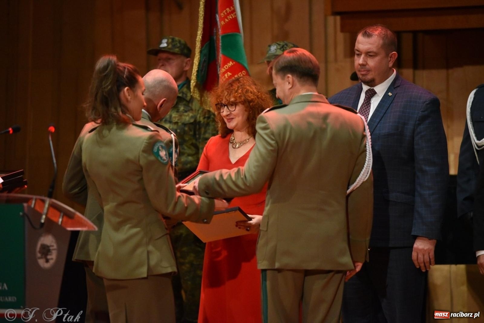 Zdjęcie w galerii na portalu naszraciborz.pl: Narodowe Święto Niepodległości. Wspólny apel raciborskich służb mundurowych [FOTO i WIDEO] wiadomości z regionu