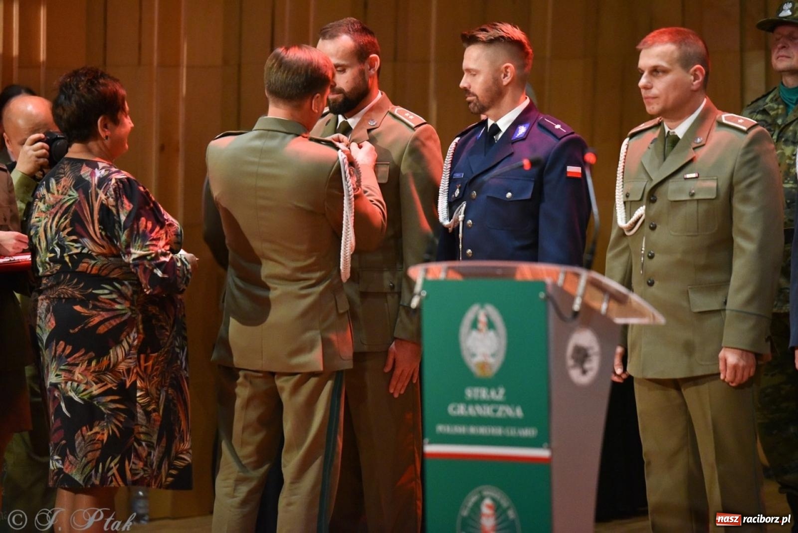 Zdjęcie w galerii na portalu naszraciborz.pl: Narodowe Święto Niepodległości. Wspólny apel raciborskich służb mundurowych [FOTO i WIDEO] wiadomości z regionu