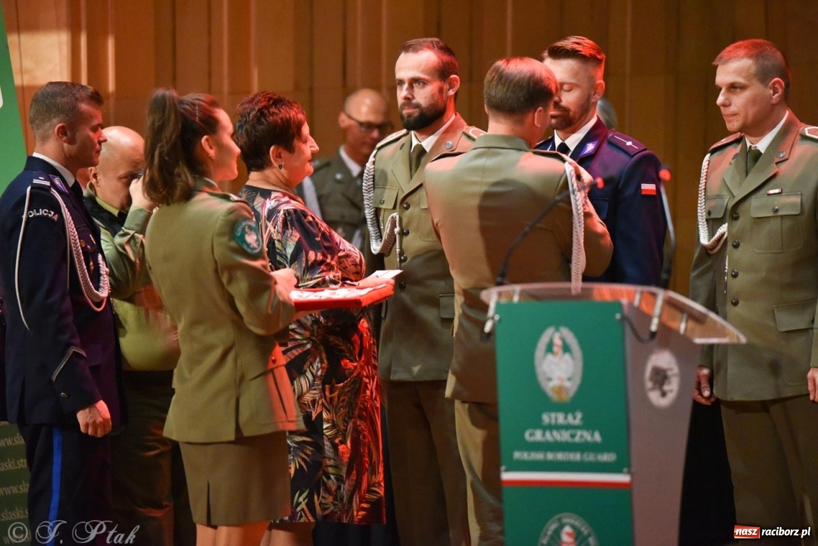 Zdjęcie w galerii na portalu naszraciborz.pl: Narodowe Święto Niepodległości. Wspólny apel raciborskich służb mundurowych [FOTO i WIDEO] wiadomości z regionu