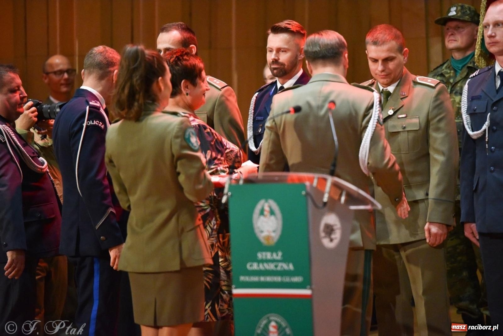 Zdjęcie w galerii na portalu naszraciborz.pl: Narodowe Święto Niepodległości. Wspólny apel raciborskich służb mundurowych [FOTO i WIDEO] wiadomości z regionu