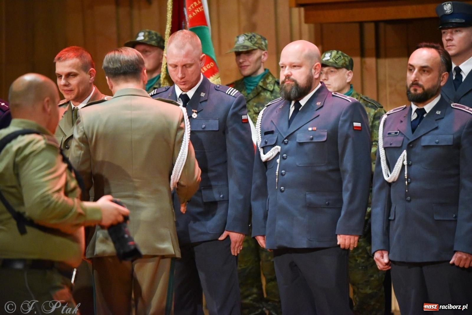 Zdjęcie w galerii na portalu naszraciborz.pl: Narodowe Święto Niepodległości. Wspólny apel raciborskich służb mundurowych [FOTO i WIDEO] wiadomości z regionu