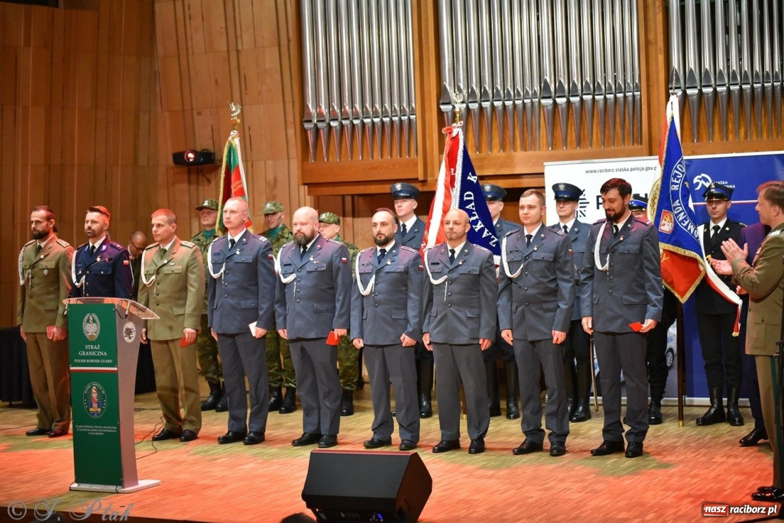 Zdjęcie w galerii na portalu naszraciborz.pl: Narodowe Święto Niepodległości. Wspólny apel raciborskich służb mundurowych [FOTO i WIDEO] wiadomości z regionu