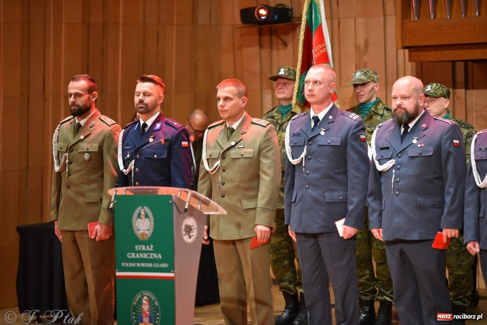 Zdjęcie w galerii na portalu naszraciborz.pl: Narodowe Święto Niepodległości. Wspólny apel raciborskich służb mundurowych [FOTO i WIDEO] wiadomości z regionu