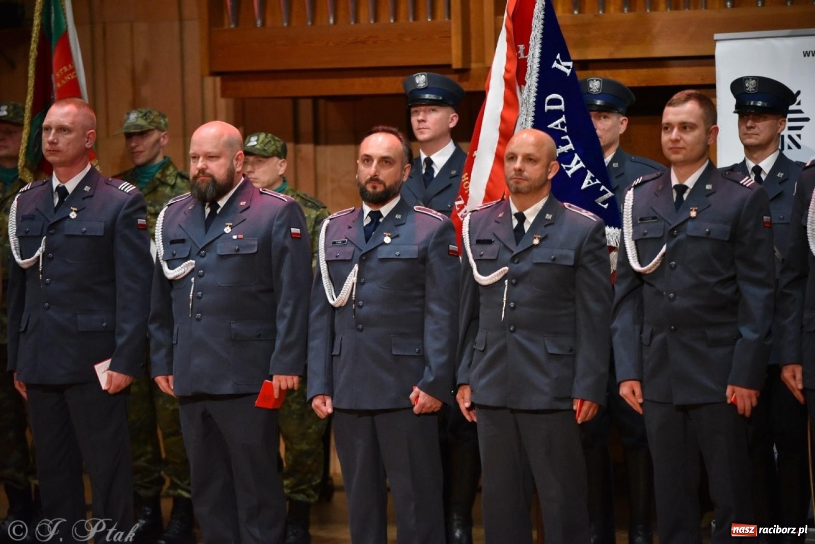 Zdjęcie w galerii na portalu naszraciborz.pl: Narodowe Święto Niepodległości. Wspólny apel raciborskich służb mundurowych [FOTO i WIDEO] wiadomości z regionu