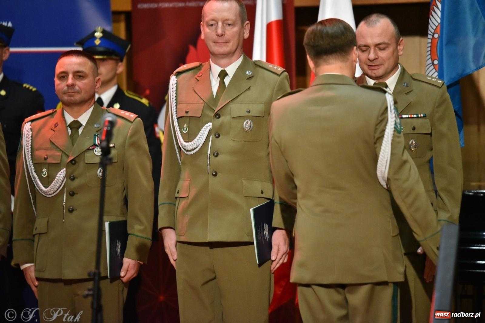 Zdjęcie w galerii na portalu naszraciborz.pl: Narodowe Święto Niepodległości. Wspólny apel raciborskich służb mundurowych [FOTO i WIDEO] wiadomości z regionu