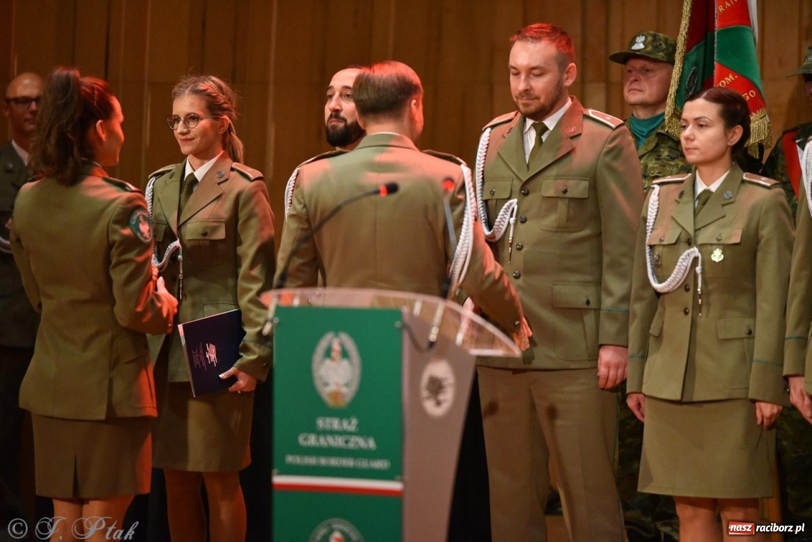 Zdjęcie w galerii na portalu naszraciborz.pl: Narodowe Święto Niepodległości. Wspólny apel raciborskich służb mundurowych [FOTO i WIDEO] wiadomości z regionu