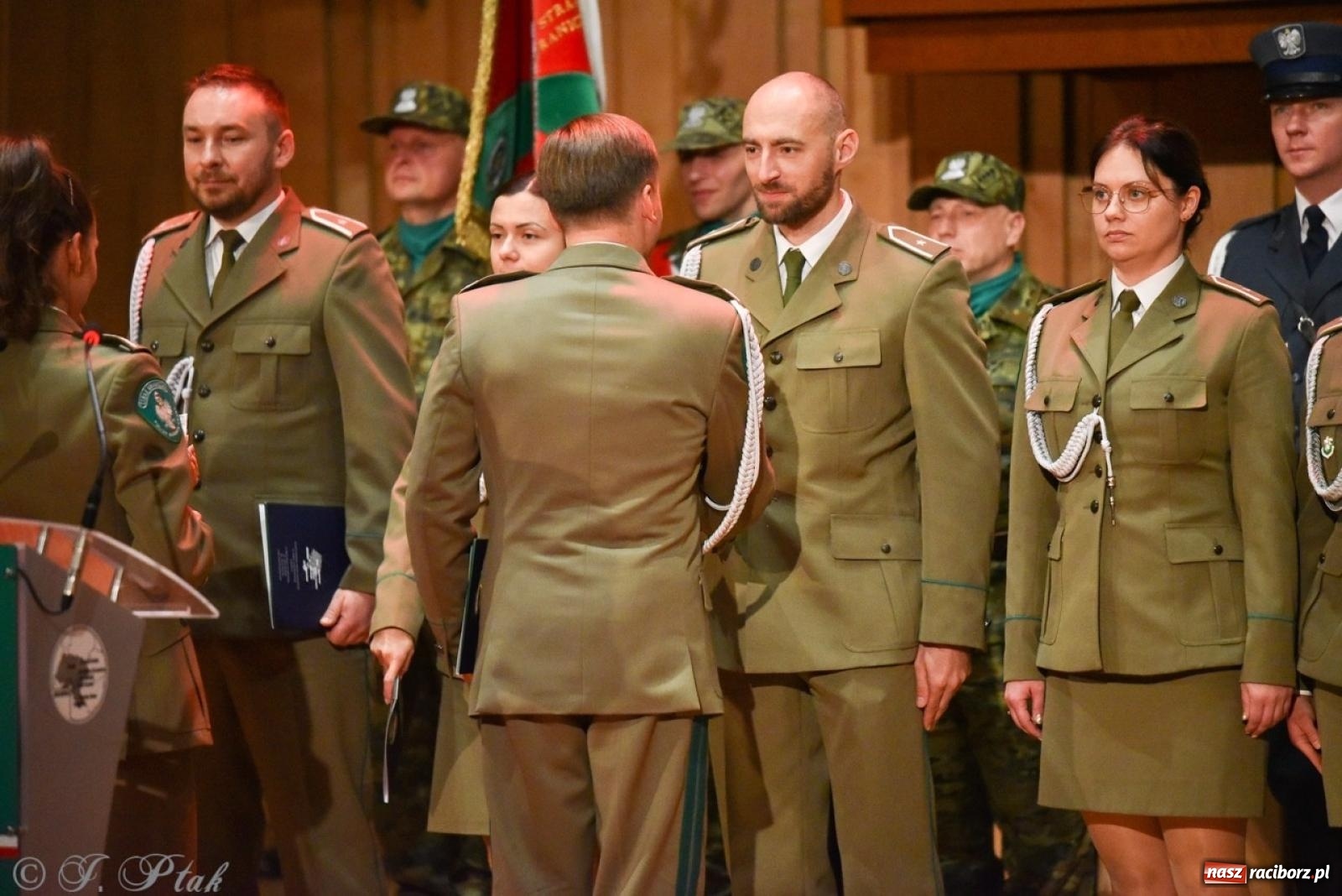 Zdjęcie w galerii na portalu naszraciborz.pl: Narodowe Święto Niepodległości. Wspólny apel raciborskich służb mundurowych [FOTO i WIDEO] wiadomości z regionu