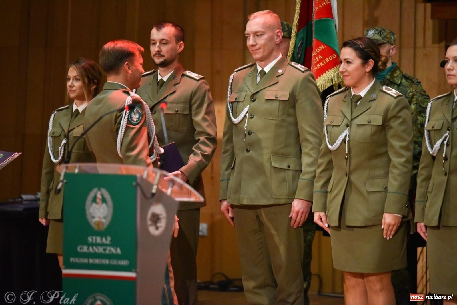 Zdjęcie w galerii na portalu naszraciborz.pl: Narodowe Święto Niepodległości. Wspólny apel raciborskich służb mundurowych [FOTO i WIDEO] wiadomości z regionu
