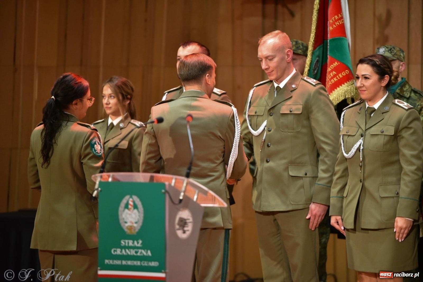 Zdjęcie w galerii na portalu naszraciborz.pl: Narodowe Święto Niepodległości. Wspólny apel raciborskich służb mundurowych [FOTO i WIDEO] wiadomości z regionu