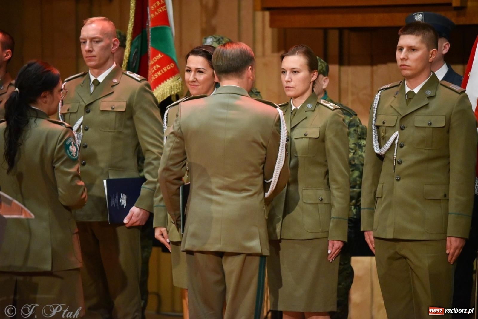Zdjęcie w galerii na portalu naszraciborz.pl: Narodowe Święto Niepodległości. Wspólny apel raciborskich służb mundurowych [FOTO i WIDEO] wiadomości z regionu