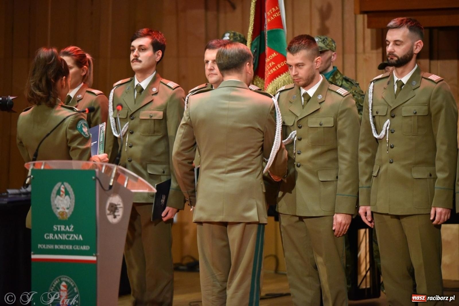 Zdjęcie w galerii na portalu naszraciborz.pl: Narodowe Święto Niepodległości. Wspólny apel raciborskich służb mundurowych [FOTO i WIDEO] wiadomości z regionu