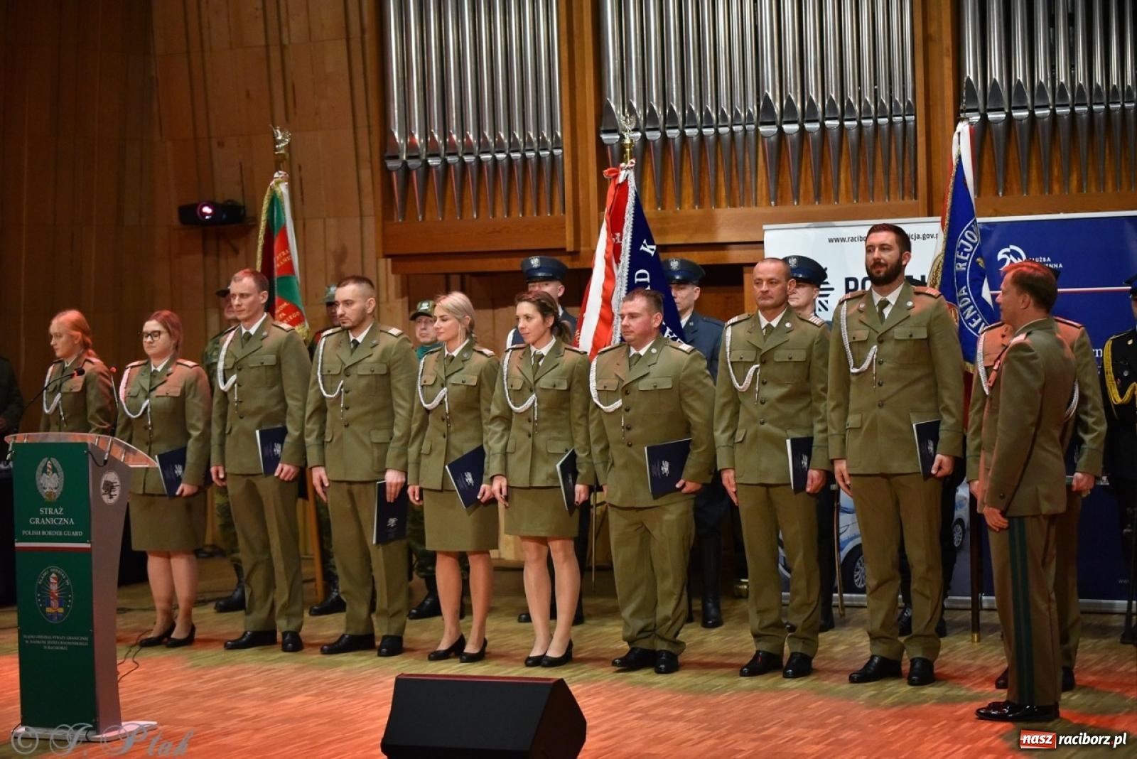 Zdjęcie w galerii na portalu naszraciborz.pl: Narodowe Święto Niepodległości. Wspólny apel raciborskich służb mundurowych [FOTO i WIDEO] wiadomości z regionu