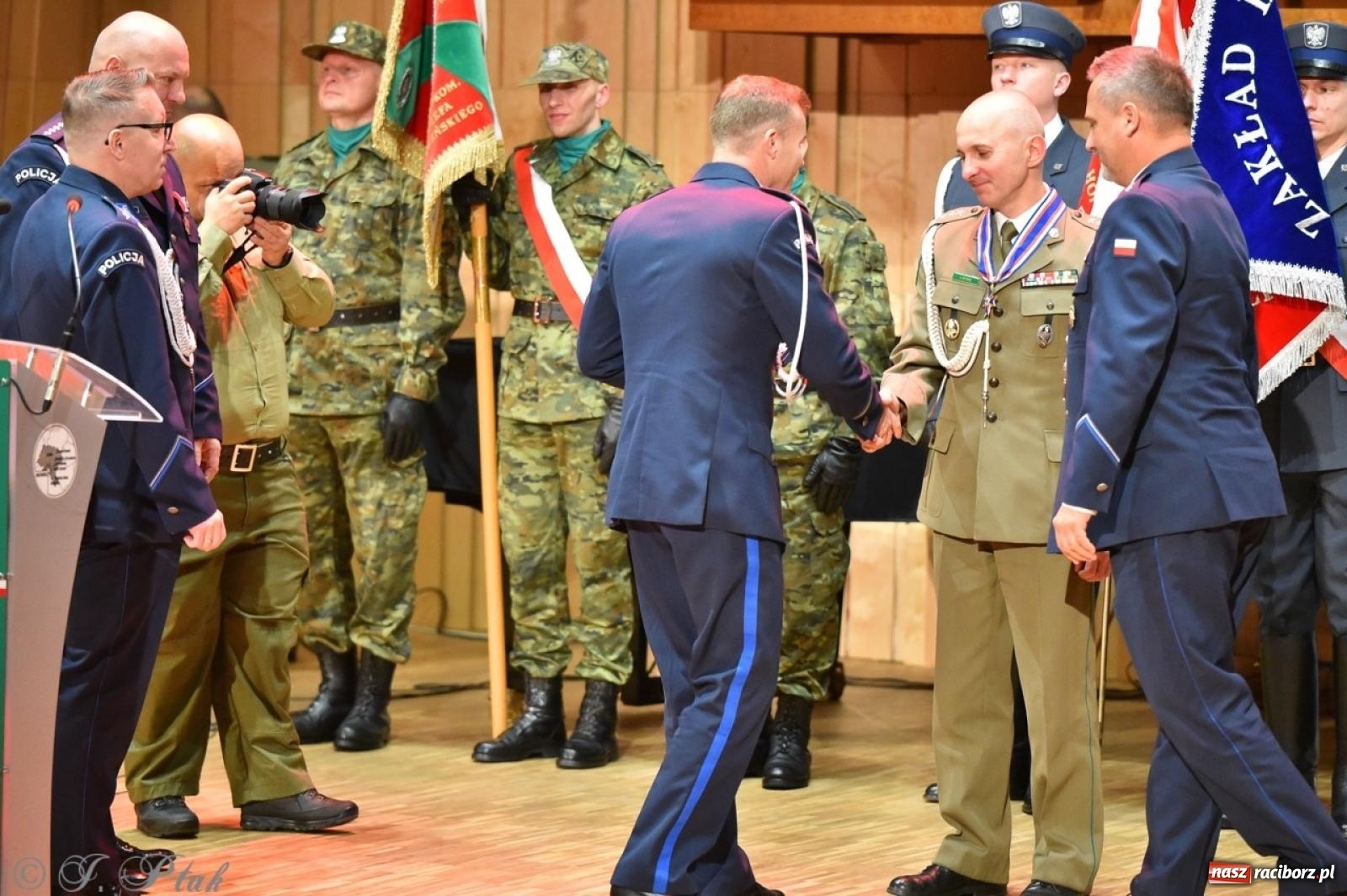 Zdjęcie w galerii na portalu naszraciborz.pl: Narodowe Święto Niepodległości. Wspólny apel raciborskich służb mundurowych [FOTO i WIDEO] wiadomości z regionu