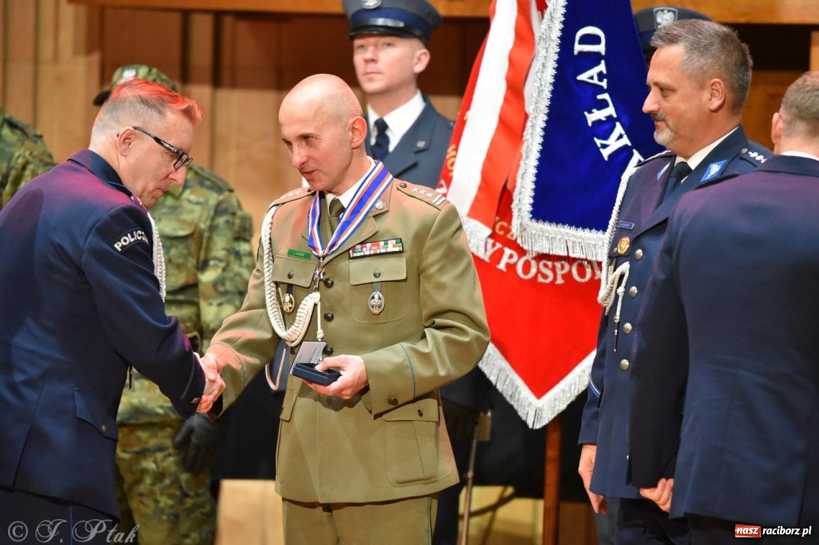 Zdjęcie w galerii na portalu naszraciborz.pl: Narodowe Święto Niepodległości. Wspólny apel raciborskich służb mundurowych [FOTO i WIDEO] wiadomości z regionu