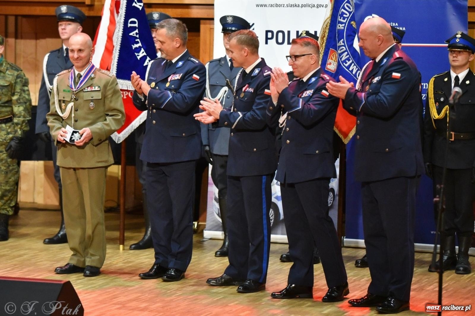 Zdjęcie w galerii na portalu naszraciborz.pl: Narodowe Święto Niepodległości. Wspólny apel raciborskich służb mundurowych [FOTO i WIDEO] wiadomości z regionu