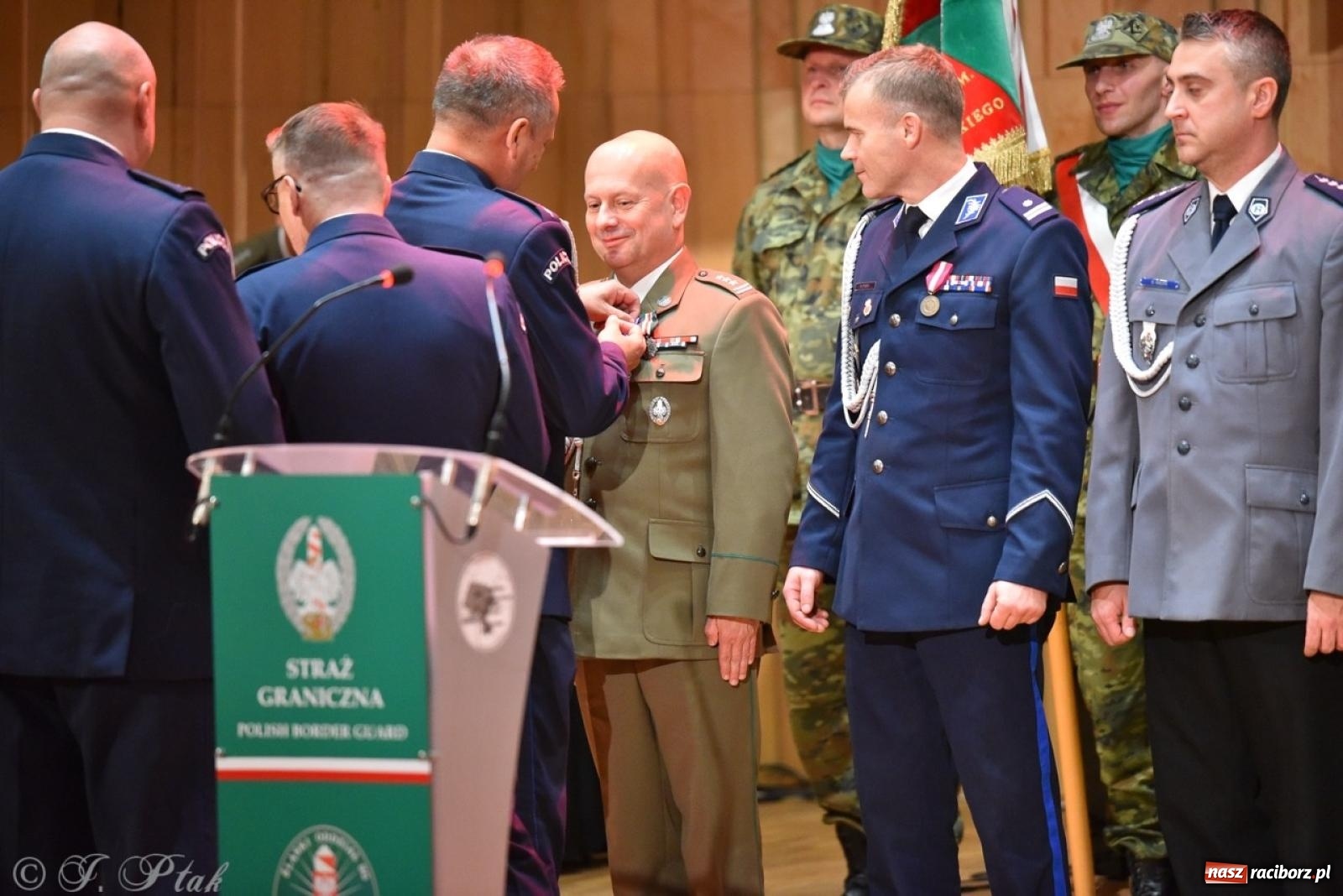 Zdjęcie w galerii na portalu naszraciborz.pl: Narodowe Święto Niepodległości. Wspólny apel raciborskich służb mundurowych [FOTO i WIDEO] wiadomości z regionu