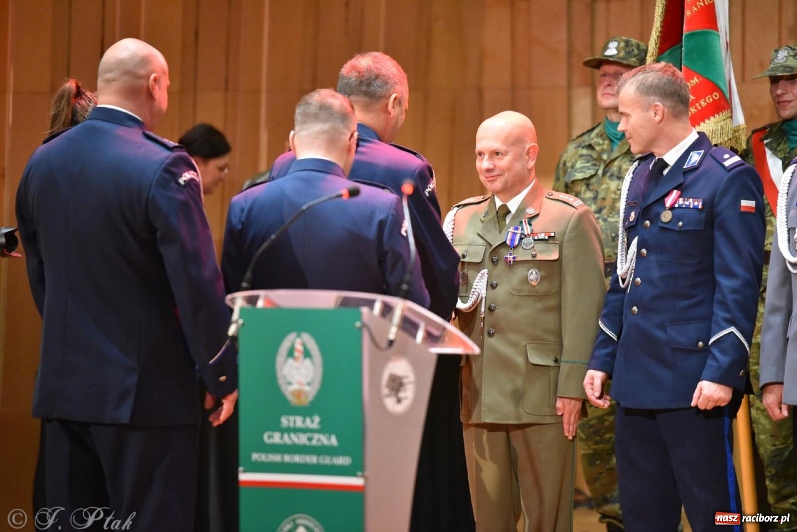 Zdjęcie w galerii na portalu naszraciborz.pl: Narodowe Święto Niepodległości. Wspólny apel raciborskich służb mundurowych [FOTO i WIDEO] wiadomości z regionu