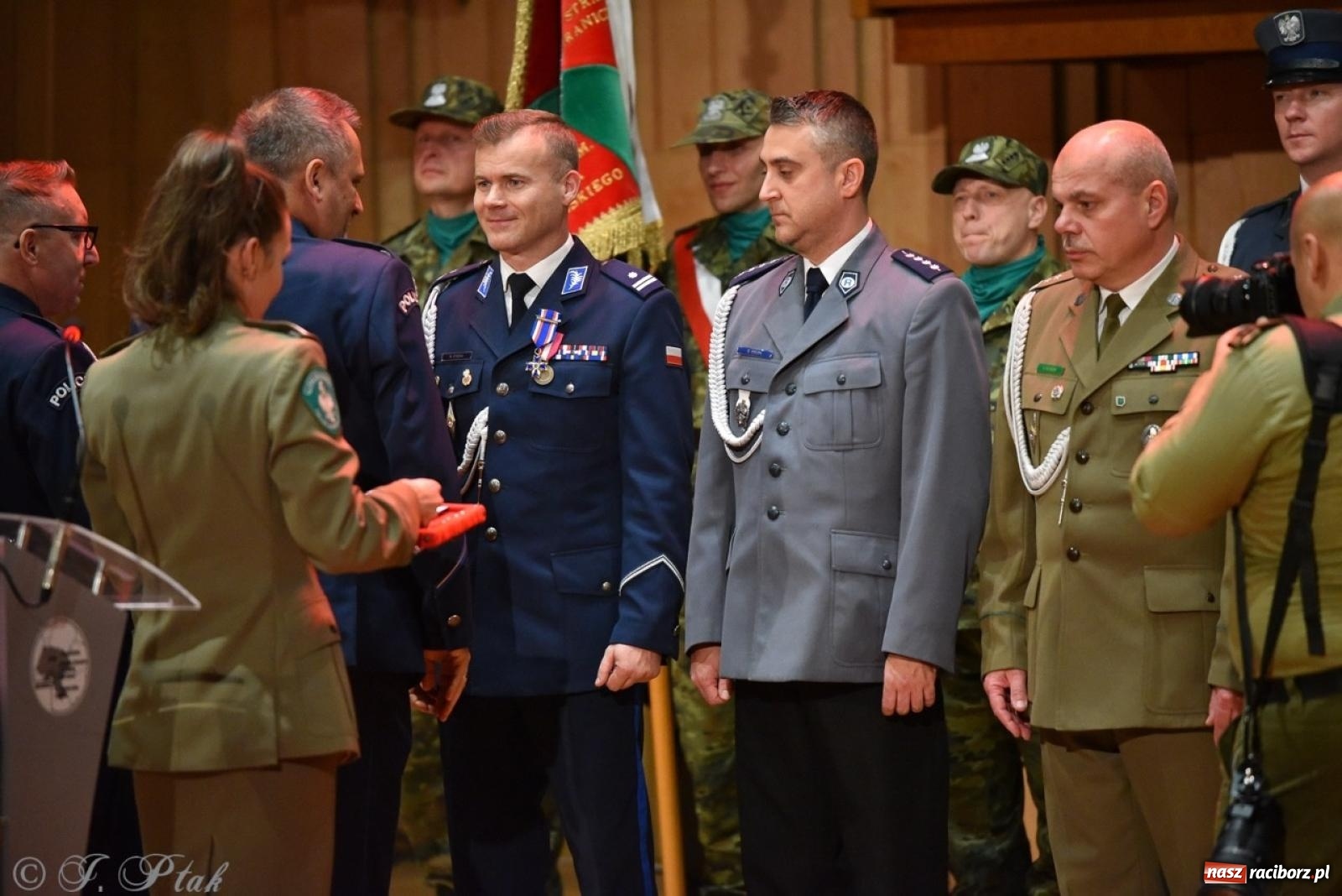 Zdjęcie w galerii na portalu naszraciborz.pl: Narodowe Święto Niepodległości. Wspólny apel raciborskich służb mundurowych [FOTO i WIDEO] wiadomości z regionu