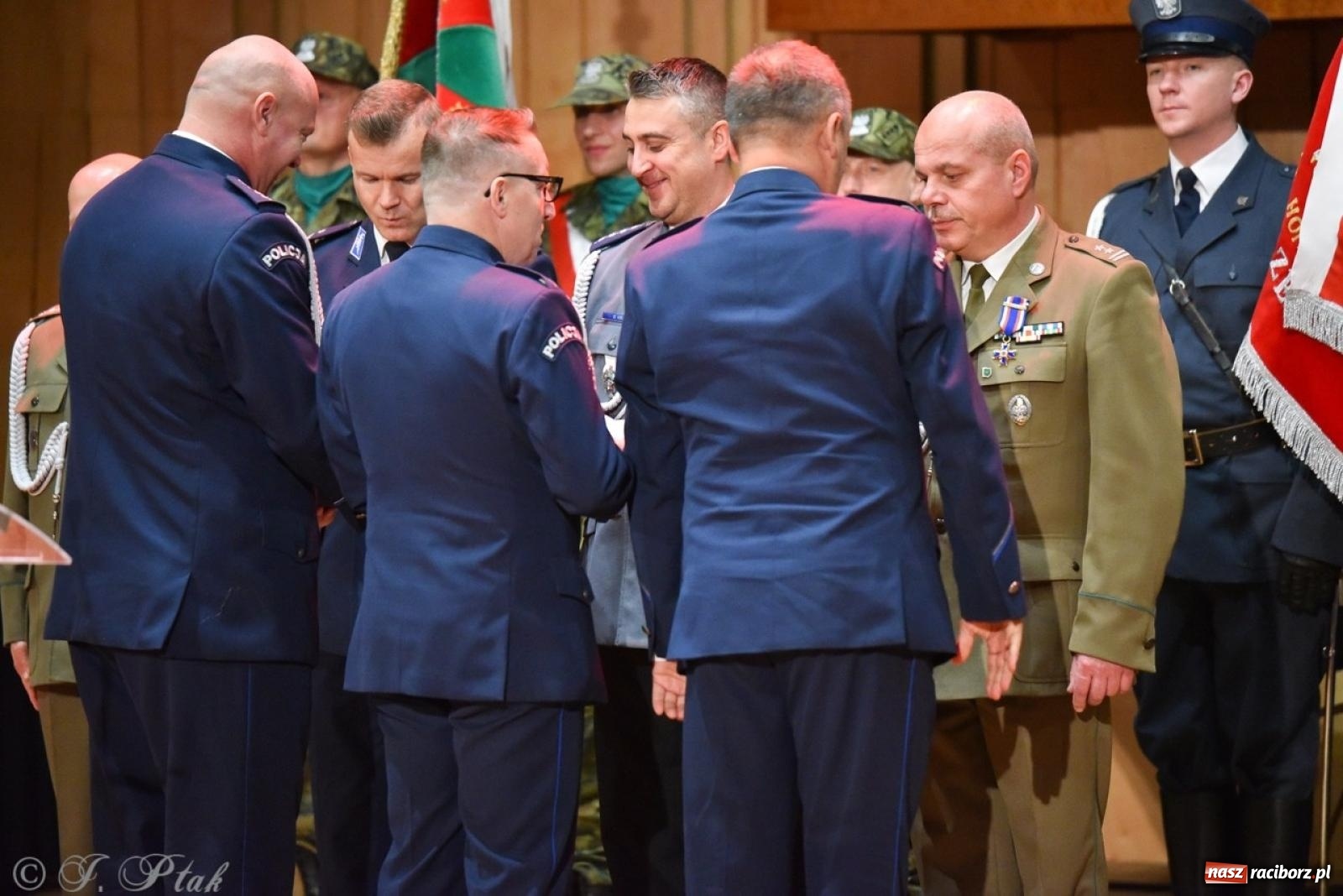 Zdjęcie w galerii na portalu naszraciborz.pl: Narodowe Święto Niepodległości. Wspólny apel raciborskich służb mundurowych [FOTO i WIDEO] wiadomości z regionu