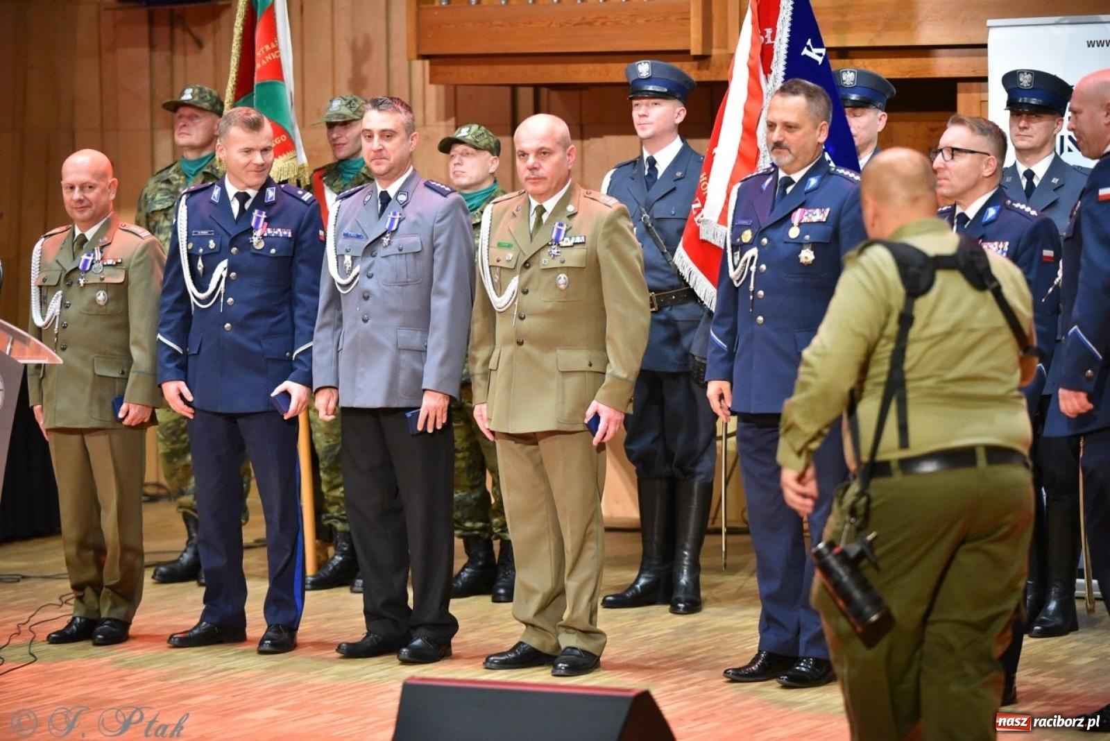 Zdjęcie w galerii na portalu naszraciborz.pl: Narodowe Święto Niepodległości. Wspólny apel raciborskich służb mundurowych [FOTO i WIDEO] wiadomości z regionu