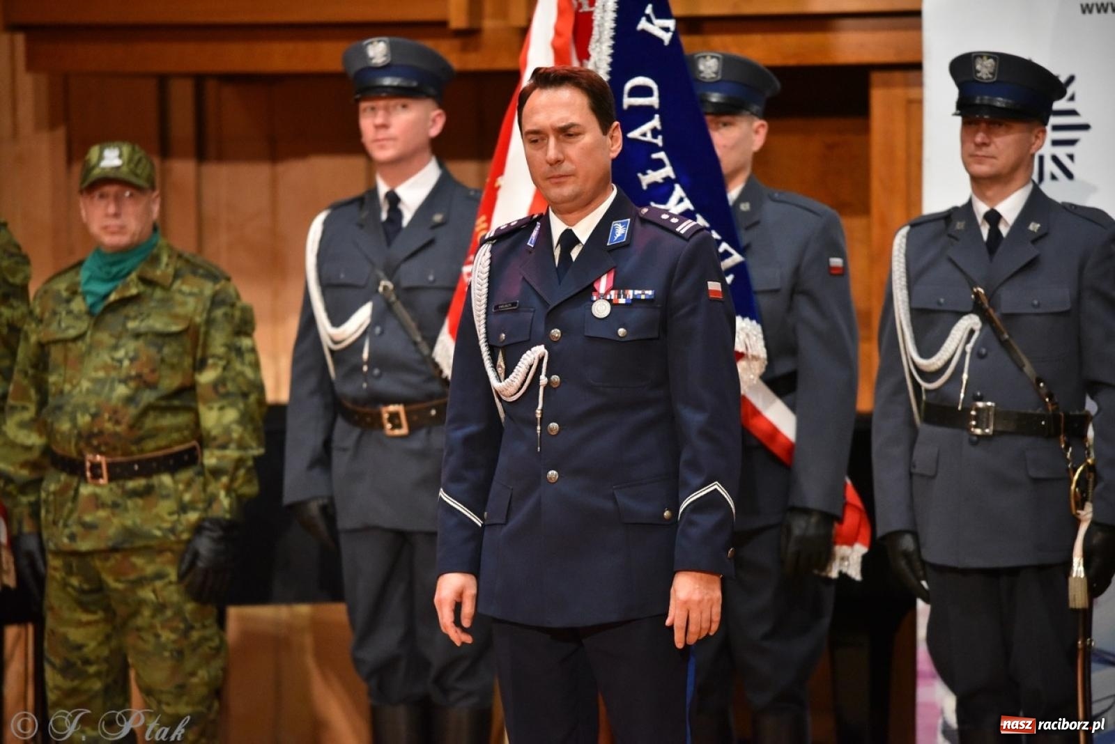Zdjęcie w galerii na portalu naszraciborz.pl: Narodowe Święto Niepodległości. Wspólny apel raciborskich służb mundurowych [FOTO i WIDEO] wiadomości z regionu