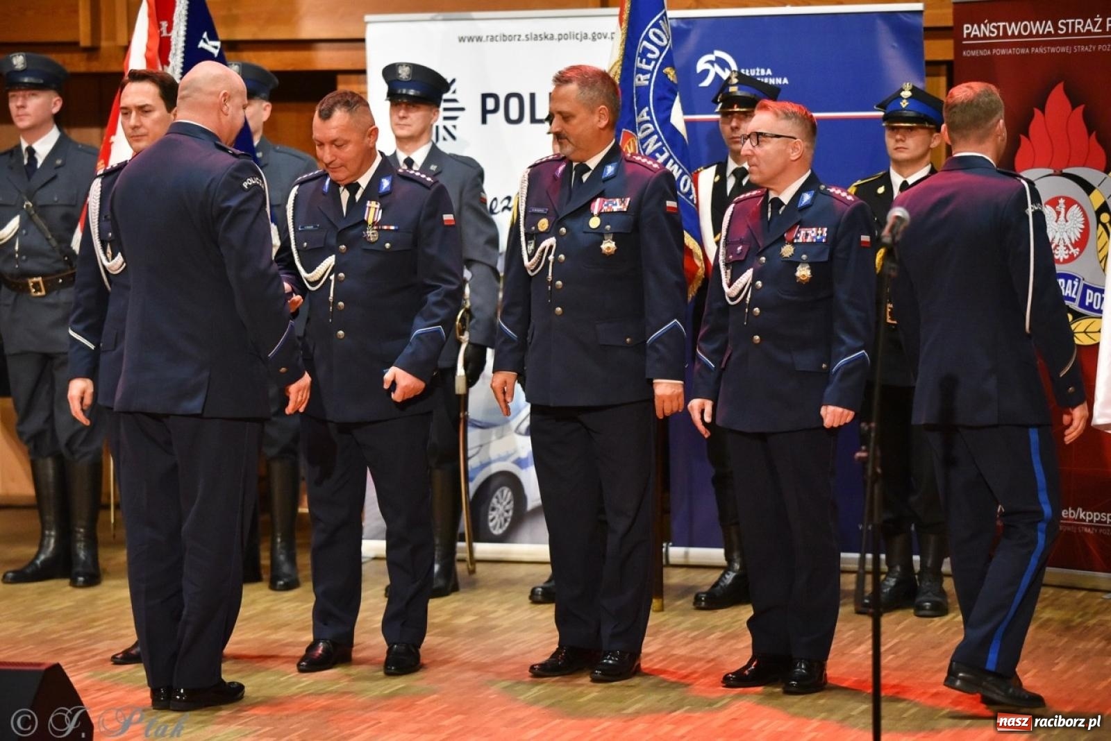 Zdjęcie w galerii na portalu naszraciborz.pl: Narodowe Święto Niepodległości. Wspólny apel raciborskich służb mundurowych [FOTO i WIDEO] wiadomości z regionu