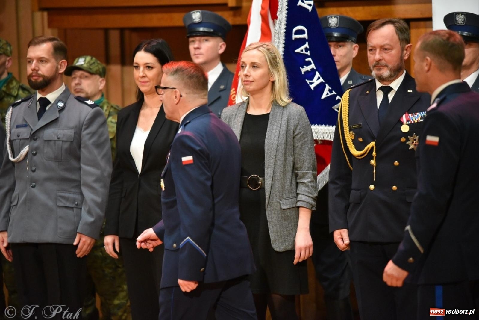 Zdjęcie w galerii na portalu naszraciborz.pl: Narodowe Święto Niepodległości. Wspólny apel raciborskich służb mundurowych [FOTO i WIDEO] wiadomości z regionu