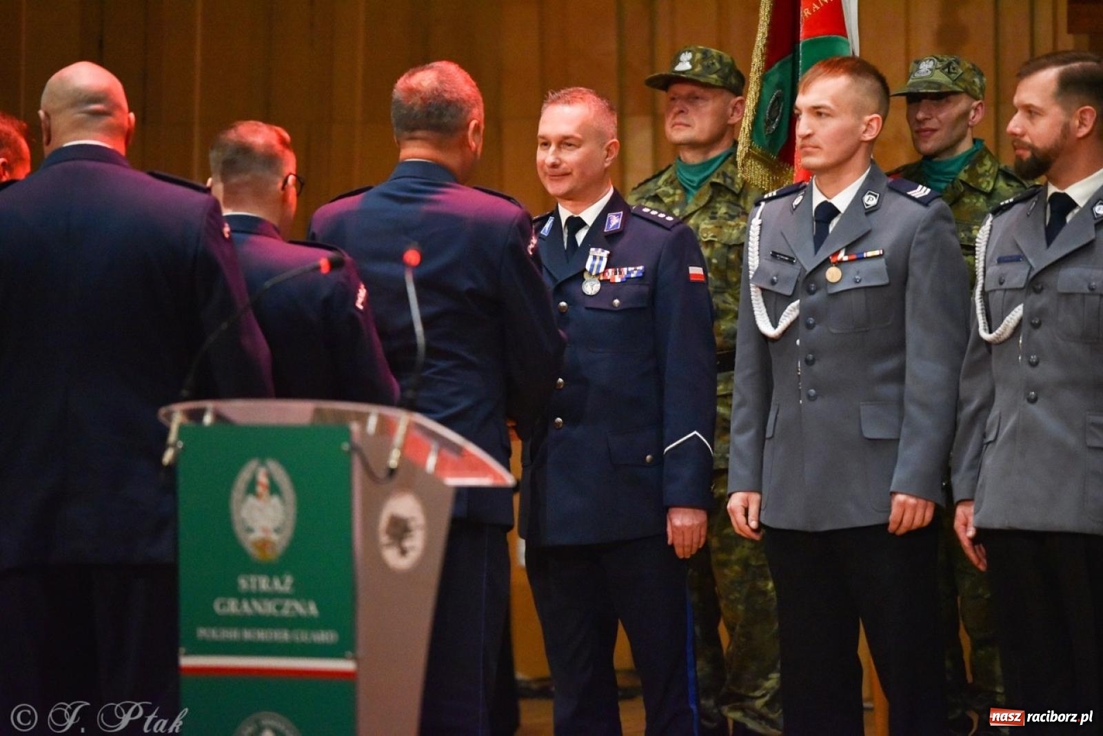 Zdjęcie w galerii na portalu naszraciborz.pl: Narodowe Święto Niepodległości. Wspólny apel raciborskich służb mundurowych [FOTO i WIDEO] wiadomości z regionu
