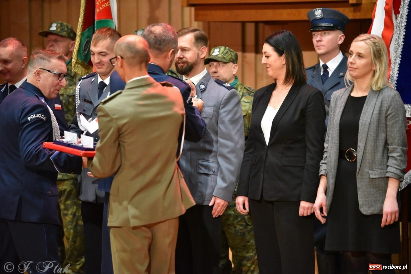 Zdjęcie w galerii na portalu naszraciborz.pl: Narodowe Święto Niepodległości. Wspólny apel raciborskich służb mundurowych [FOTO i WIDEO] wiadomości z regionu