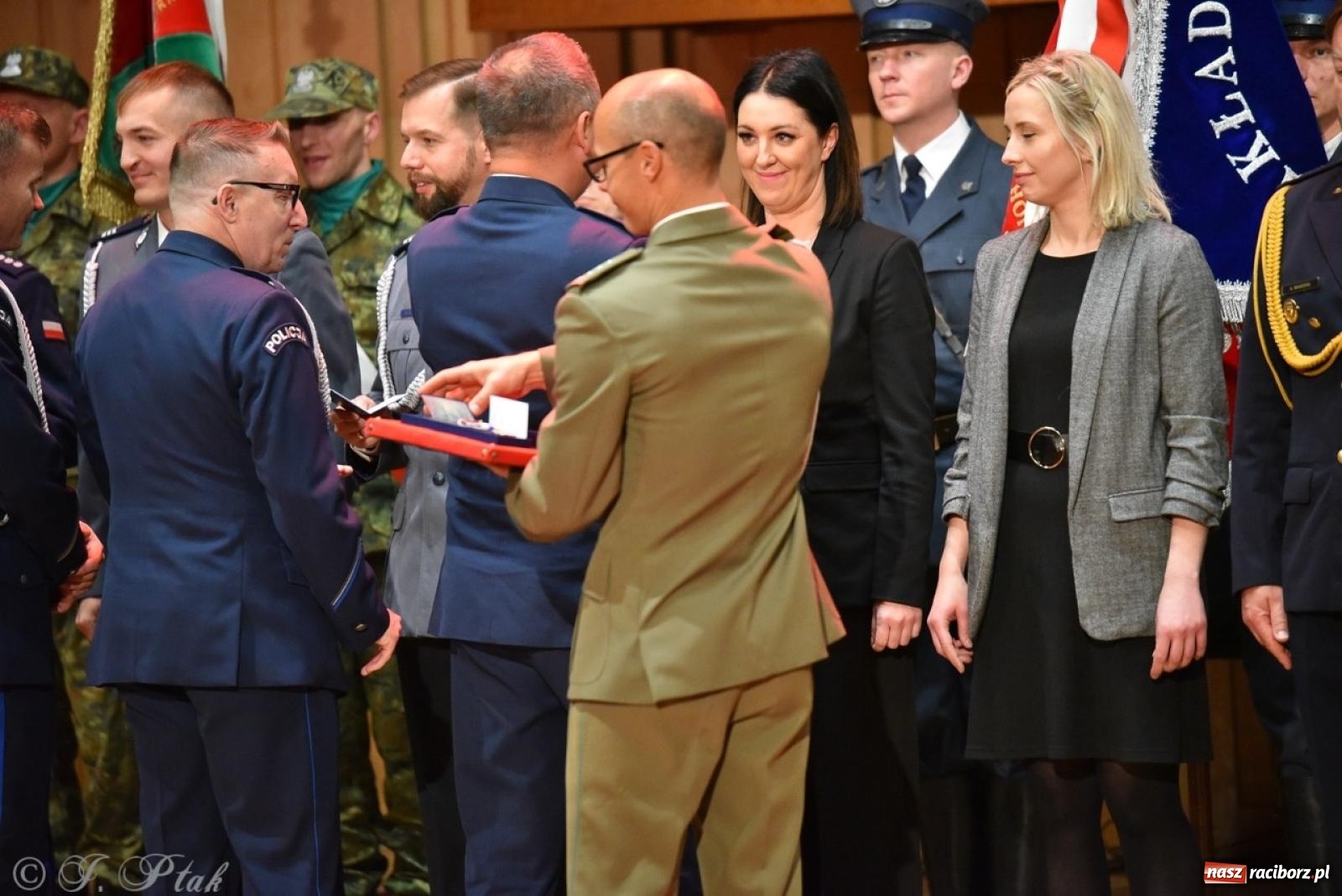 Zdjęcie w galerii na portalu naszraciborz.pl: Narodowe Święto Niepodległości. Wspólny apel raciborskich służb mundurowych [FOTO i WIDEO] wiadomości z regionu