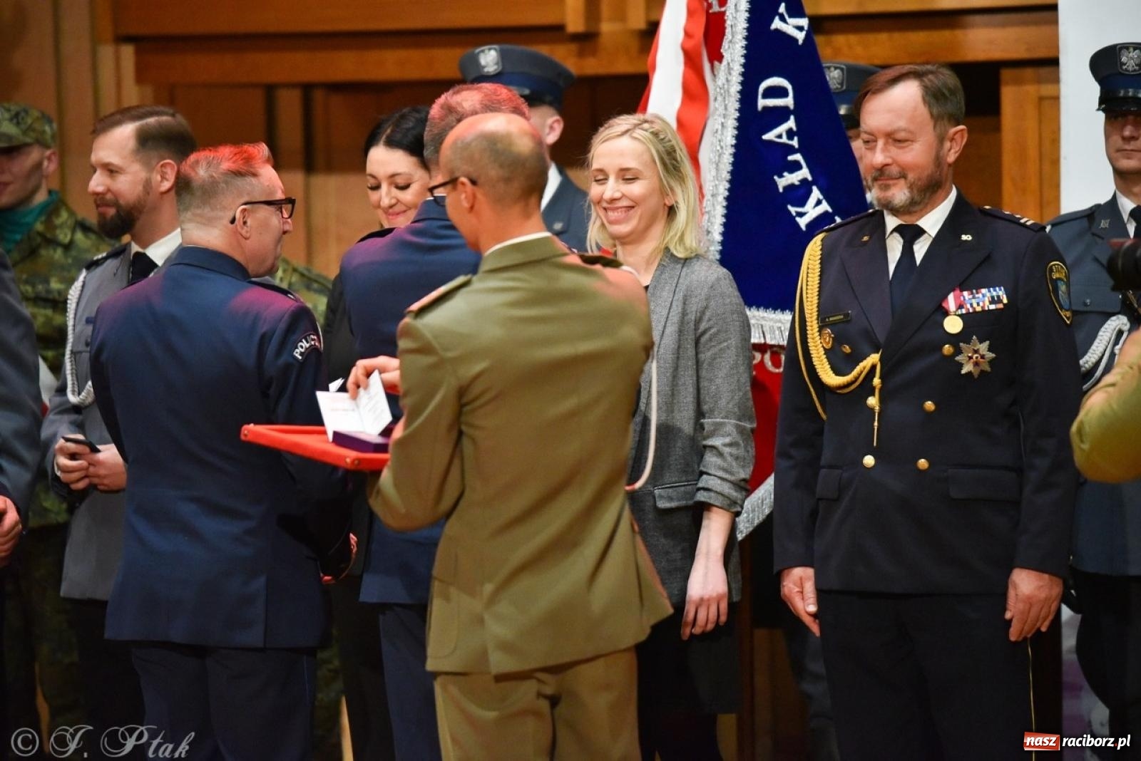 Zdjęcie w galerii na portalu naszraciborz.pl: Narodowe Święto Niepodległości. Wspólny apel raciborskich służb mundurowych [FOTO i WIDEO] wiadomości z regionu