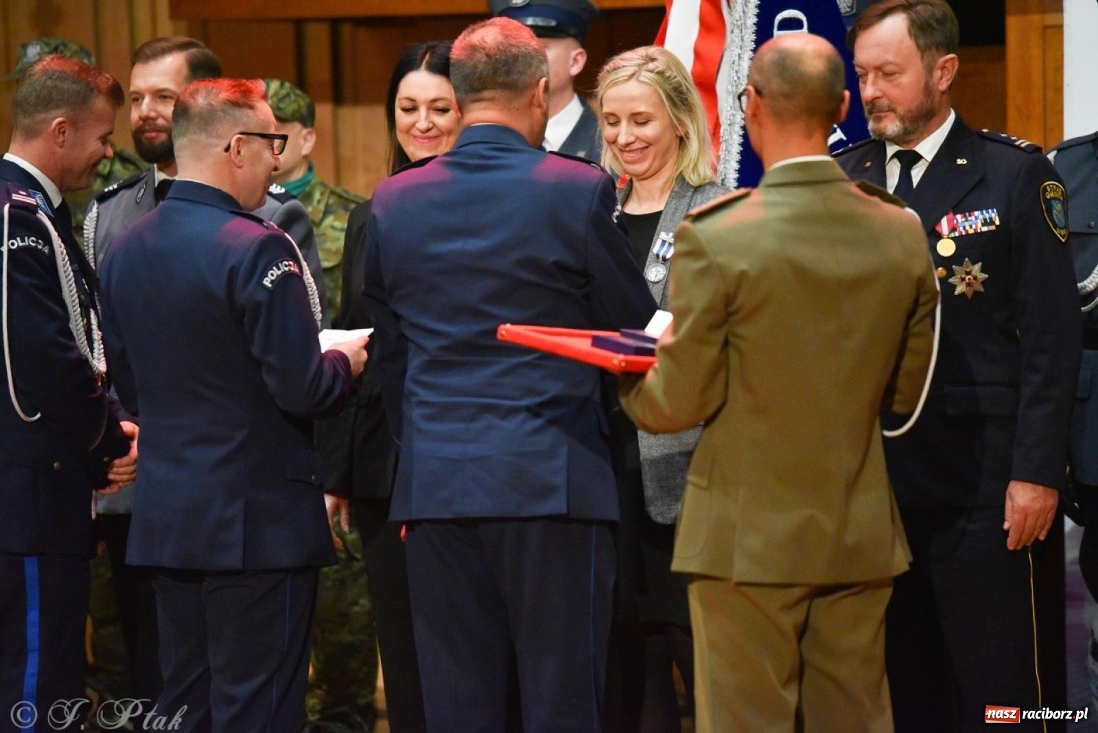 Zdjęcie w galerii na portalu naszraciborz.pl: Narodowe Święto Niepodległości. Wspólny apel raciborskich służb mundurowych [FOTO i WIDEO] wiadomości z regionu