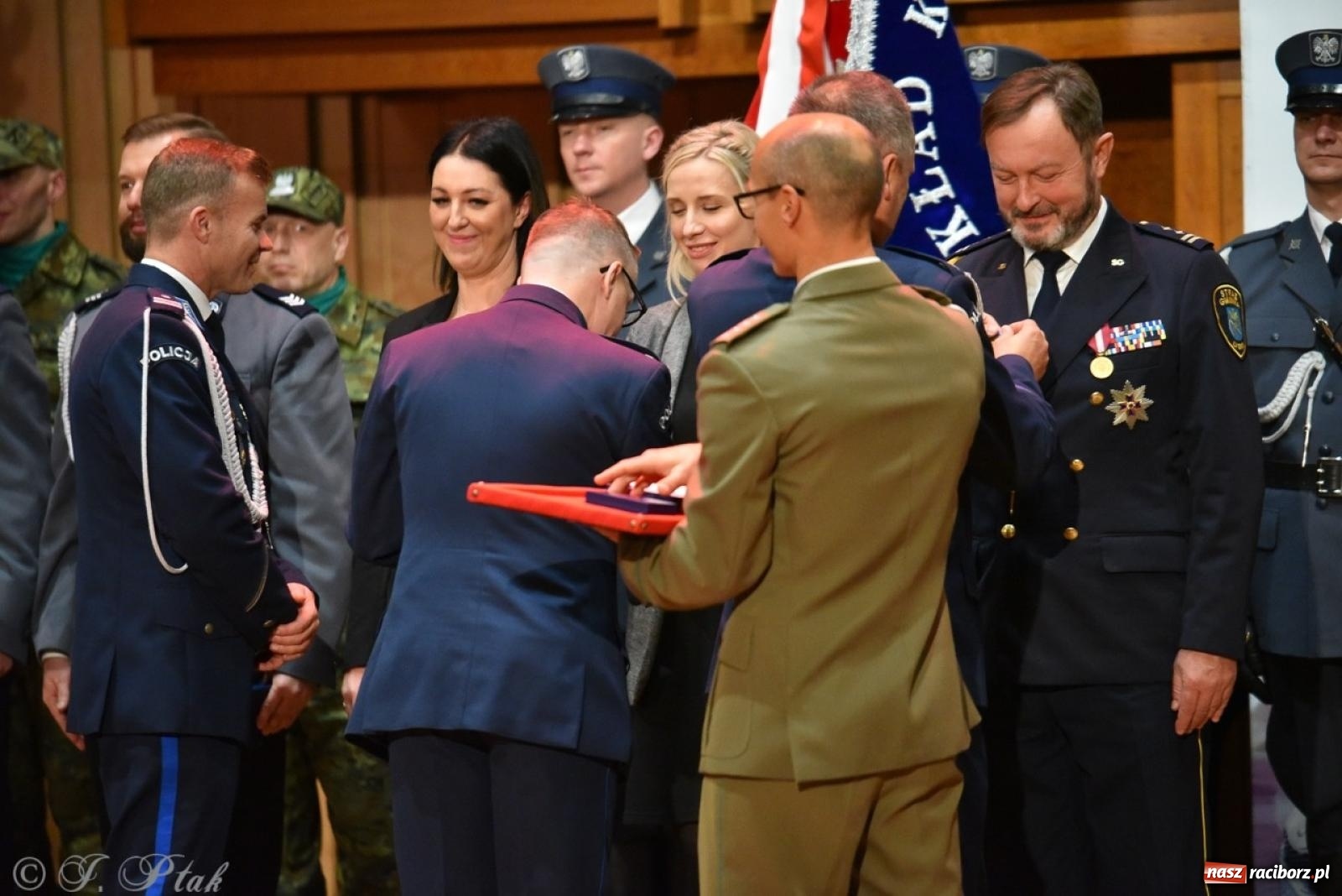 Zdjęcie w galerii na portalu naszraciborz.pl: Narodowe Święto Niepodległości. Wspólny apel raciborskich służb mundurowych [FOTO i WIDEO] wiadomości z regionu