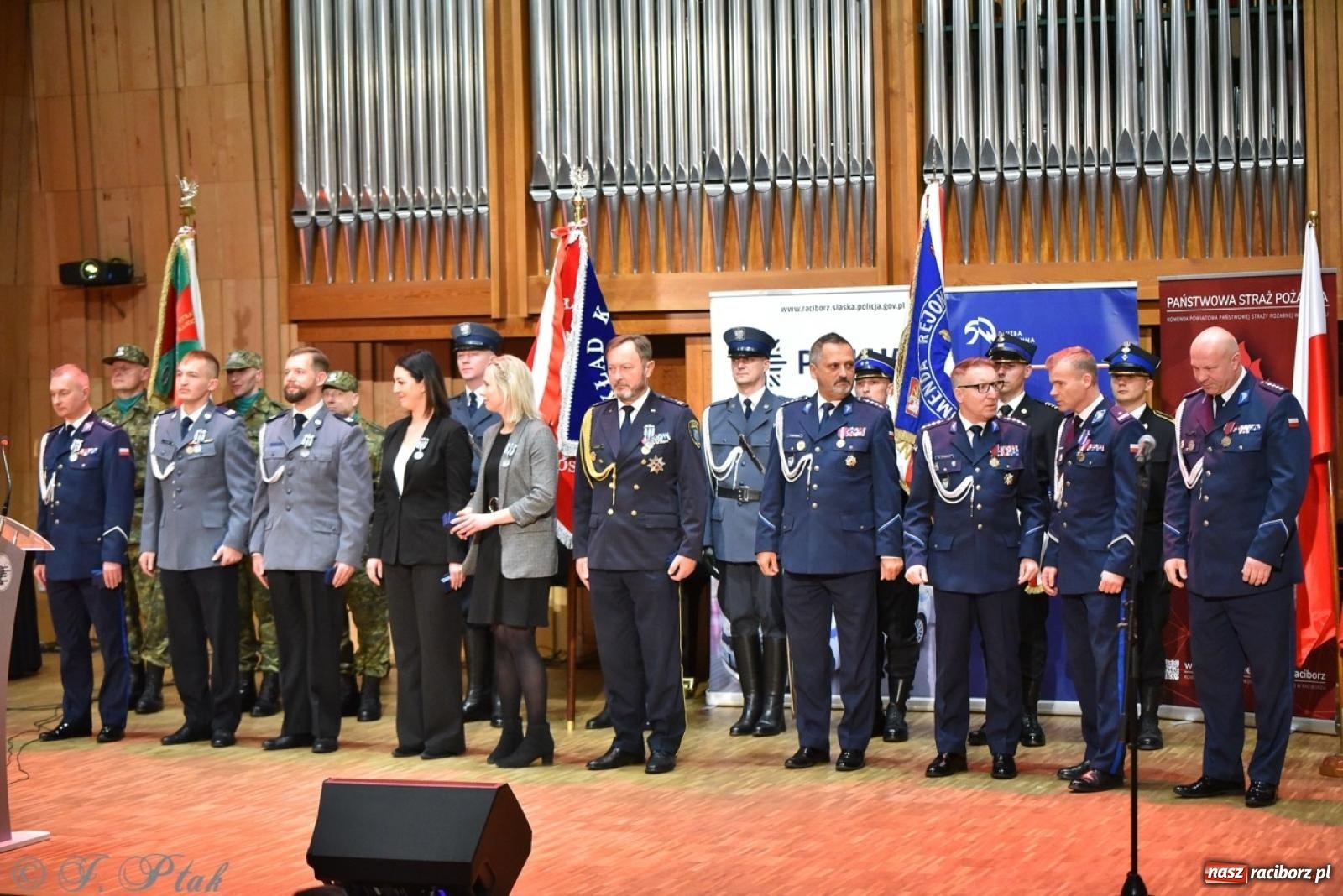 Zdjęcie w galerii na portalu naszraciborz.pl: Narodowe Święto Niepodległości. Wspólny apel raciborskich służb mundurowych [FOTO i WIDEO] wiadomości z regionu