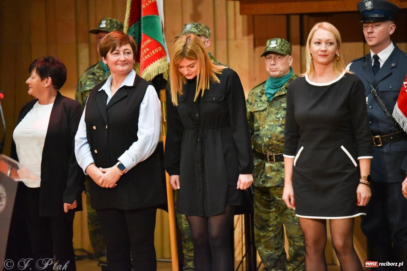 Zdjęcie w galerii na portalu naszraciborz.pl: Narodowe Święto Niepodległości. Wspólny apel raciborskich służb mundurowych [FOTO i WIDEO] wiadomości z regionu