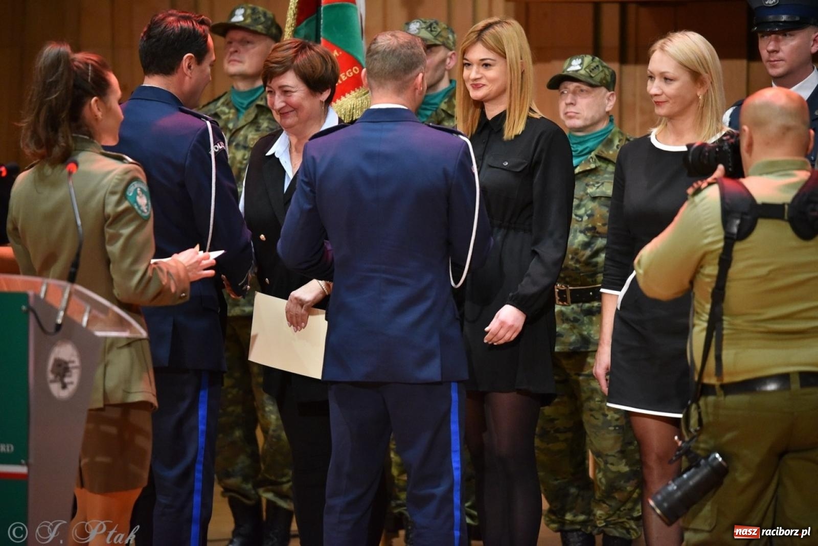 Zdjęcie w galerii na portalu naszraciborz.pl: Narodowe Święto Niepodległości. Wspólny apel raciborskich służb mundurowych [FOTO i WIDEO] wiadomości z regionu