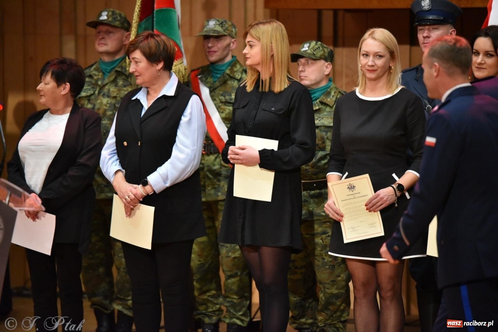 Zdjęcie w galerii na portalu naszraciborz.pl: Narodowe Święto Niepodległości. Wspólny apel raciborskich służb mundurowych [FOTO i WIDEO] wiadomości z regionu