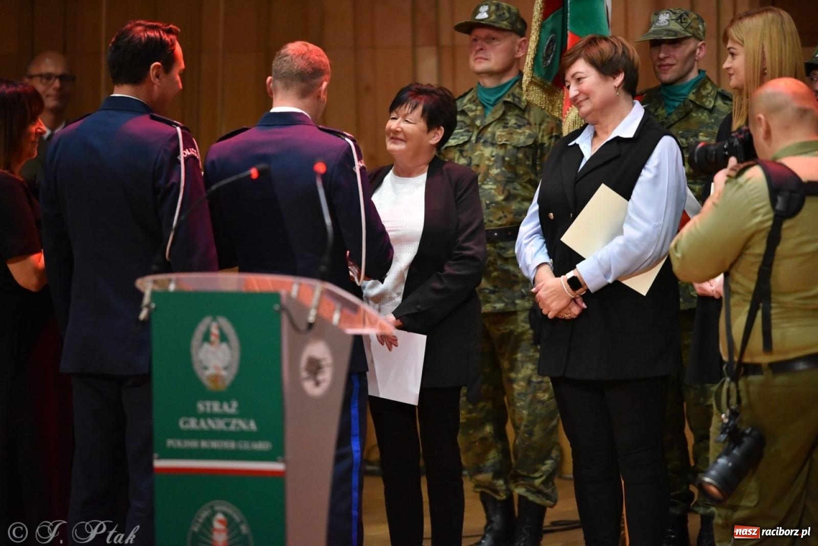 Zdjęcie w galerii na portalu naszraciborz.pl: Narodowe Święto Niepodległości. Wspólny apel raciborskich służb mundurowych [FOTO i WIDEO] wiadomości z regionu
