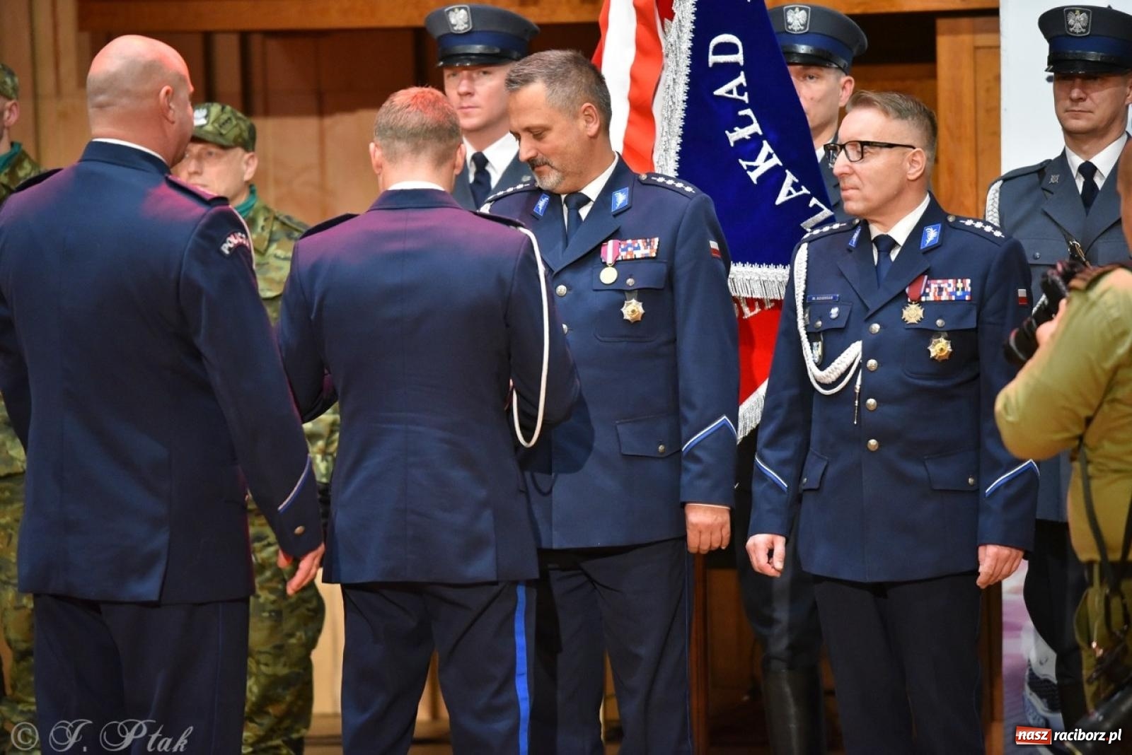 Zdjęcie w galerii na portalu naszraciborz.pl: Narodowe Święto Niepodległości. Wspólny apel raciborskich służb mundurowych [FOTO i WIDEO] wiadomości z regionu