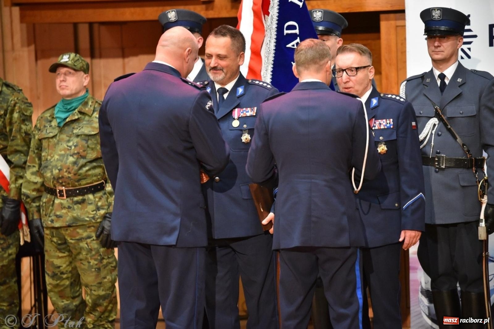 Zdjęcie w galerii na portalu naszraciborz.pl: Narodowe Święto Niepodległości. Wspólny apel raciborskich służb mundurowych [FOTO i WIDEO] wiadomości z regionu