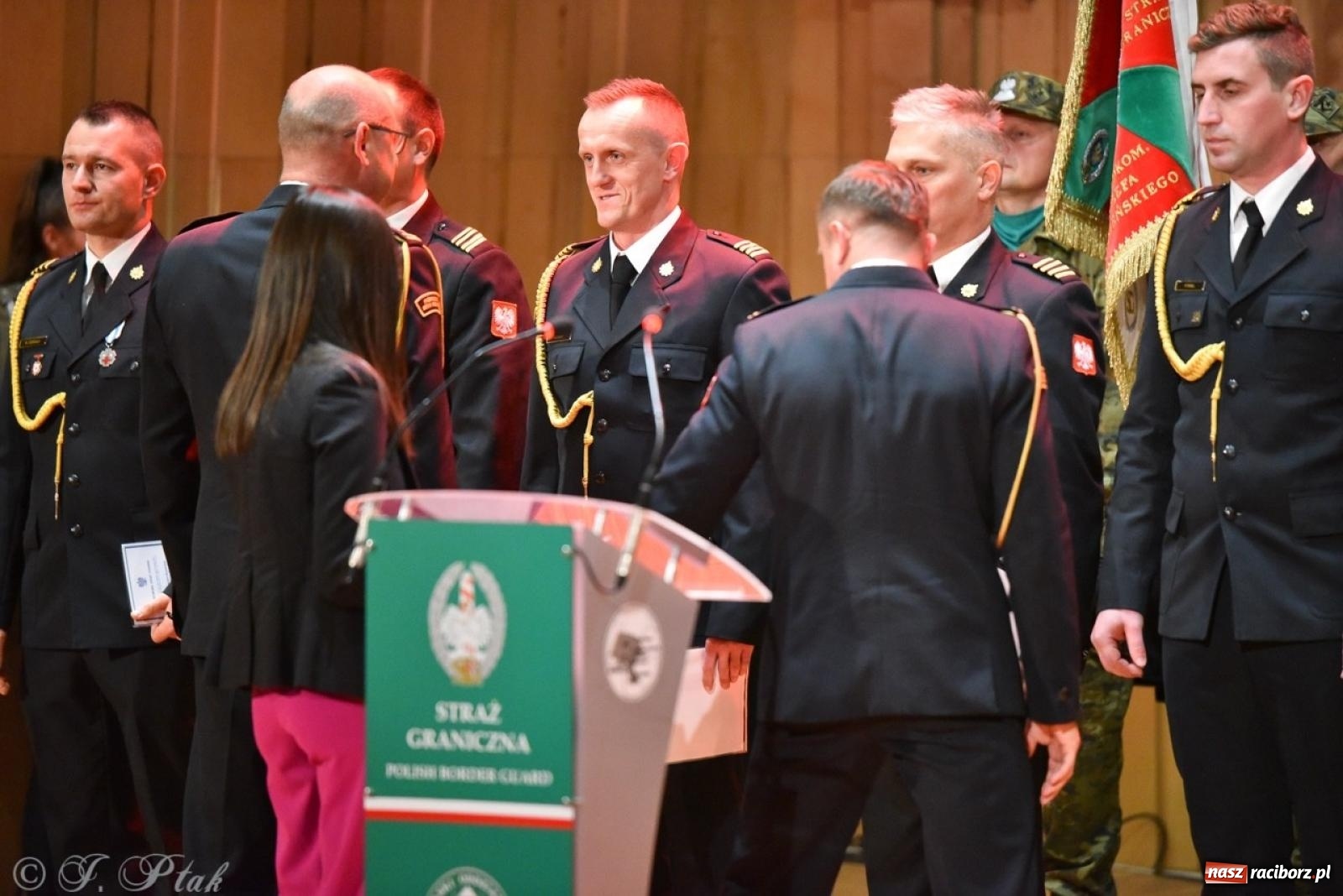 Zdjęcie w galerii na portalu naszraciborz.pl: Narodowe Święto Niepodległości. Wspólny apel raciborskich służb mundurowych [FOTO i WIDEO] wiadomości z regionu